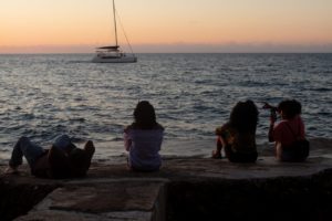 Pessoas em uma estrutura portuária